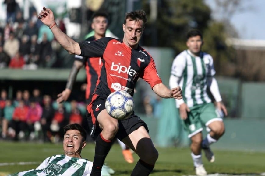 San Miguel vs. Colón ya disputan el partido en el estadio Malvinas Argentinas.