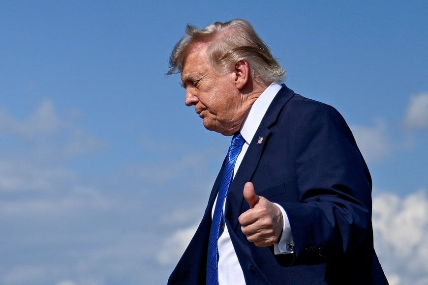 FILE PHOTO: U.S. President Donald Trump gives thumbs-up as he walks to board Marine One following his arrival aboard Air Force One at Morristown Municipal Airport in Morristown, New Jersey, U.S., July 31, 2026. REUTERS/Daniel Heuer/File Photo