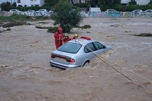 Equipos de emergencia trabajan entre los daños provocados por el temporal.