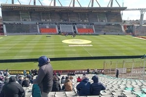 El Minella este sábado, en una foto tomada desde el puesto de trabajo asignado al enviado de El Litoral, en plena platea. La tribuna principal, inhabilitada para el público por serios problemas estructurales en el techo