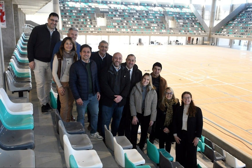 El intendente Juan Pablo Poletti, junto a la vocera del Gobierno provincial, Virginia Coudannes, y el secretario de Obras Públicas, Marcelo Pascualón, recorrieron los avances del estadio multipropósito “Invencible Santa Fe”. MCSF.