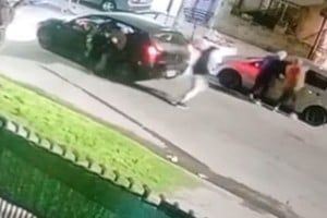 Los agentes estaban de civil en su auto cuando fueron sorprendidos por cuatro hombres armados.