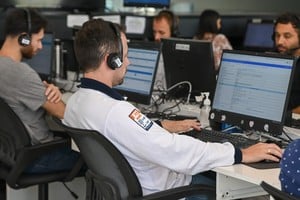 Los radioperadores reciben los llamados y recopilan los datos de cada emergencia.