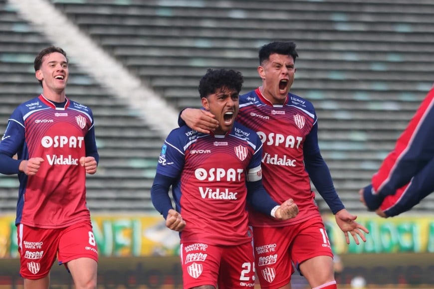 El pibe Giaccone sonríe detrás de Tarragona y Estigarribia, en el festejo del tercero de Unión. Giaccone abrió las piernas para que Tarragona defina la gran jugada colectiva de Unión