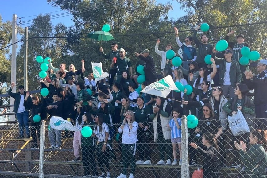 Los hinchas de Social Lux acompañaron al equipo con banderas y globos verdes.