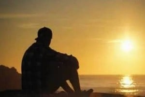 Un joven pensativo busca ciertas respuestas. ¿Cuál es el significado de poder hablar o dialogar con Dios?