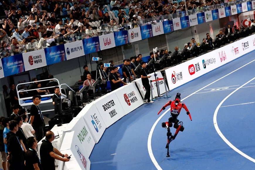 An Honor humanoid robot competes during a 1500m final at the 2026 World Humanoid Robot Games, at the National Speed Skating Oval, in Beijing, China August 23, 2026. REUTERS/Tingshu Wang