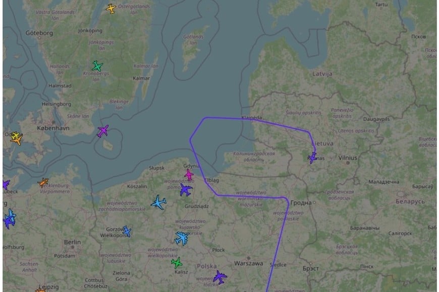 Parte de las particulares maniobras aéreas de esta semana. Crédito: FlightRadar24