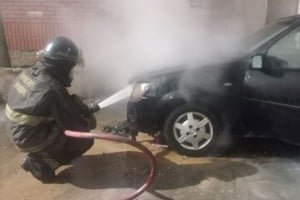 Incendio intencional de vehículo en barrio Guadalupe.Foto: Gentileza