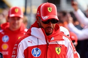 Hamilton cuestionó la gestión interna de Ferrari después de considerar que el tiempo perdido detrás de Leclerc redujo sus posibilidades de pelear por el podio.
