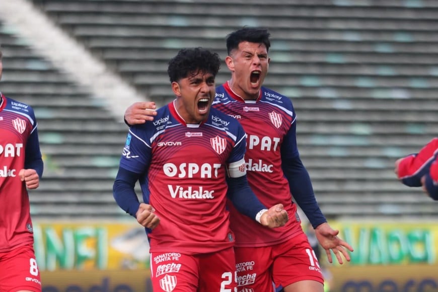 Estigarribia festeja con Tarragona el tercero de Unión, que fue un golazo en la mejor jugada colectiva del equipo, en Mar del Plata