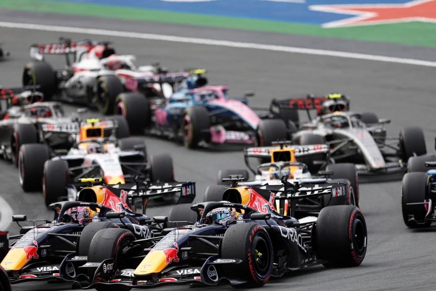 Formula One F1 - Dutch Grand Prix - Circuit Zandvoort, Zandvoort, Netherlands - August 23, 2026
Red Bull's Max Verstappen and Liam Lawson in action at the start of the race REUTERS/Benoit Tessier