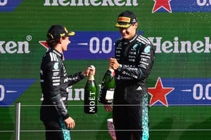 Andrea Kimi Antonelli y George Russell le dieron a Mercedes un doble podio en Zandvoort, aunque el resultado quedó atravesado por la orden que obligó al británico a cederle el segundo puesto a su compañero. REUTERS/Jakub Porzycki