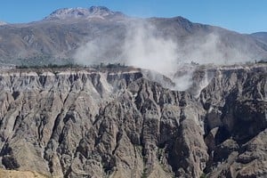 Deslizamiento de tierras y cortes de camino son parte de los problemas que generó el terremoto del jueves 20 de agosto. Foto: Radio Pausa en la Noticia / REUTERS.
