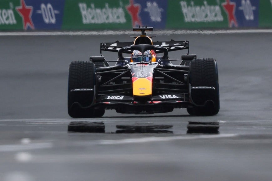 Formula One F1 - Dutch Grand Prix - Circuit Zandvoort, Zandvoort, Netherlands - August 23, 2026
Red Bull's Max Verstappen drives towards the grid ahead of the race REUTERS/Jakub Porzycki
