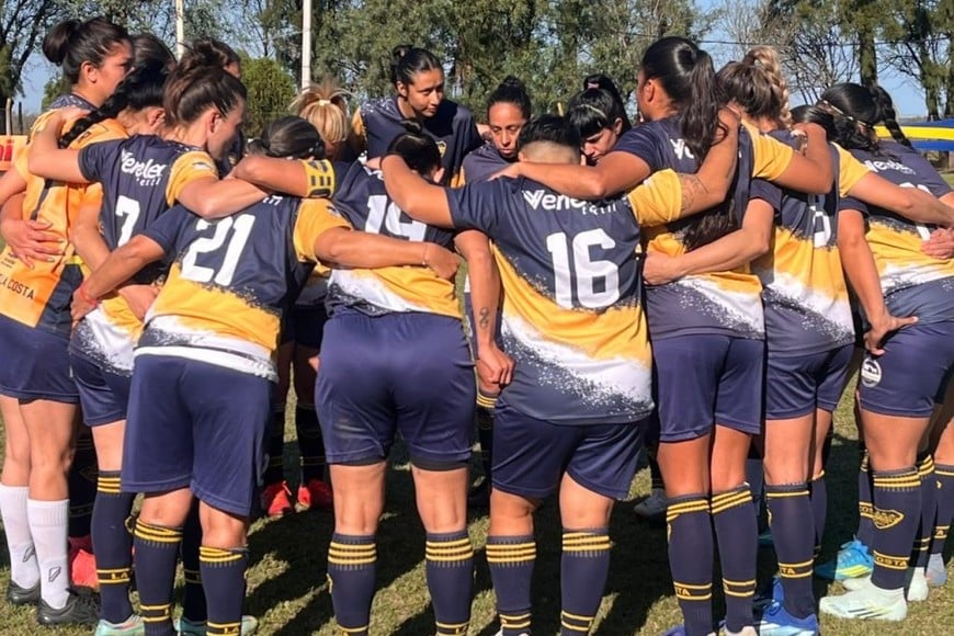 Las jugadoras de La Costa se reunieron antes de afrontar el encuentro decisivo.