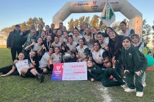 Social Lux celebró el bicampeonato de la Copa Santa Fe junto al trofeo y las medallas.