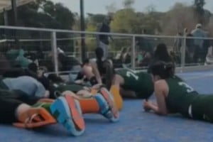 Las jugadoras y quienes estaban en el predio debieron arrojarse al piso.