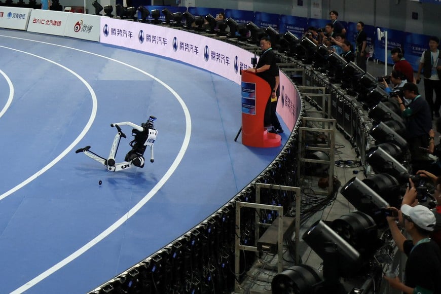 A humanoid robot falls during 1500m final at the 2026 World Humanoid Robot Games, at the National Speed Skating Oval, in Beijing, China August 23, 2026. REUTERS/Tingshu Wang