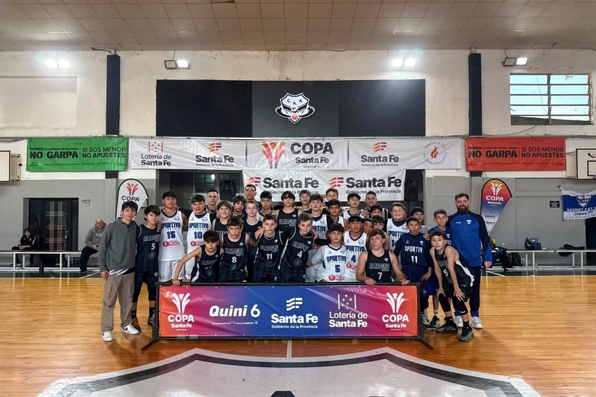 Los planteles posaron juntos en la previa de la final. Foto: Prensa Copa Santa Fe.