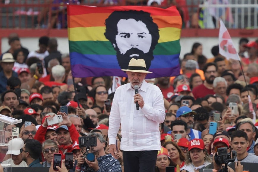 Brazilian President Luiz Inacio Lula da Silva speaks during a reelection campaign rally, as a Rainbow flag bearing a depiction of da Silva is displayed behind him, at Moca Bonita Stadium in Rio de Janeiro, Brazil, August 22, 2026. REUTERS/Ricardo Moraes