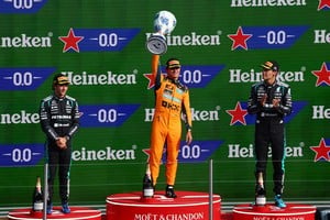 Lando Norris celebra su victoria en Zandvoort junto a los Mercedes de Andrea Kimi Antonelli y George Russell, en un podio que resumió una carrera marcada por las estrategias, las órdenes de equipo y las autocríticas. REUTERS REUTERS/Jakub Porzycki