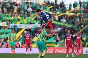 El salto de Marcelo Estigarribia para ganar en uno de sus puntos fuertes: el juego aéreo. Todavía no está en su verdadero nivel.