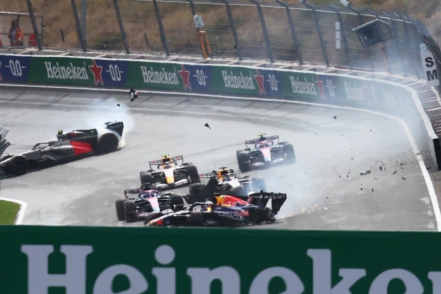 Formula One F1 - Dutch Grand Prix - Circuit Zandvoort, Zandvoort, Netherlands - August 23, 2026
Red Bull's Max Verstappen crashes out of the race REUTERS/Jakub Porzycki