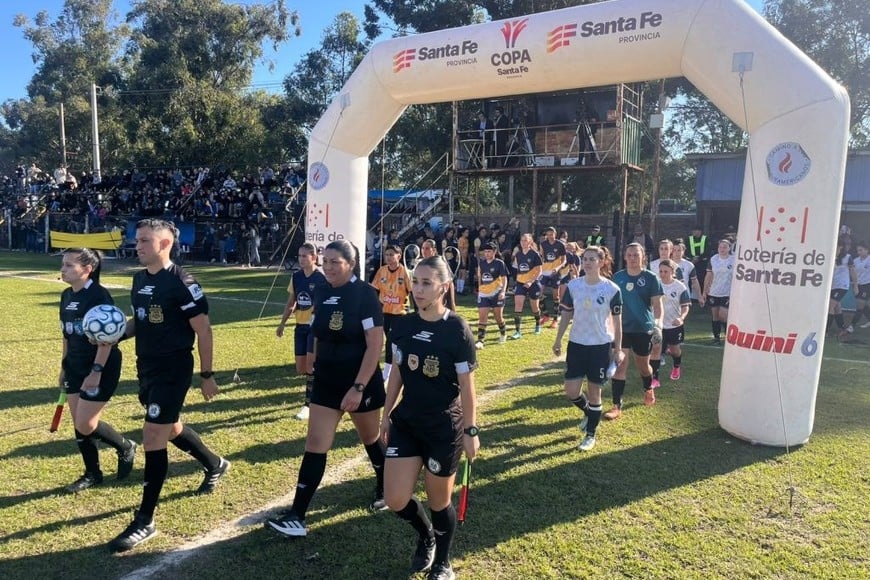 Social Lux y Defensores de La Costa ingresaron al campo para jugar la final.