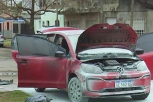 Quemaron un auto frente a una escuela y la PDI investiga un conflicto previo