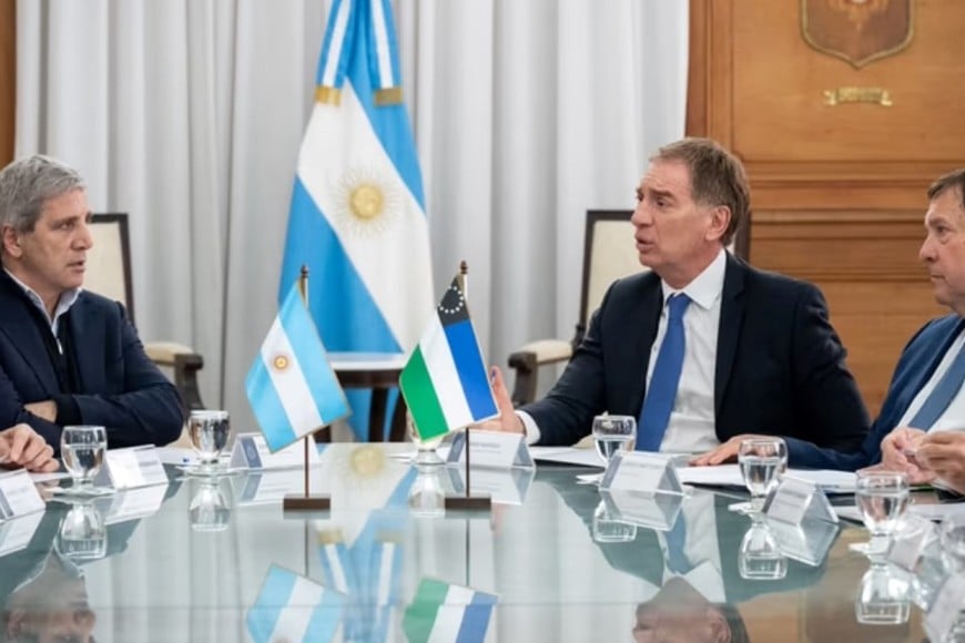 Alberto Weretilneck, gobernador de Río Negro, este lunes junto a Diego Santilli, jefe de Gabinete de Nación, y Luis Caputo, ministro de Economía.