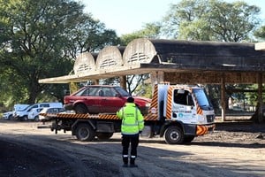 Un auto abandonado, retirado de la vía pública y trasladado al corralón. Foto: Archivo
