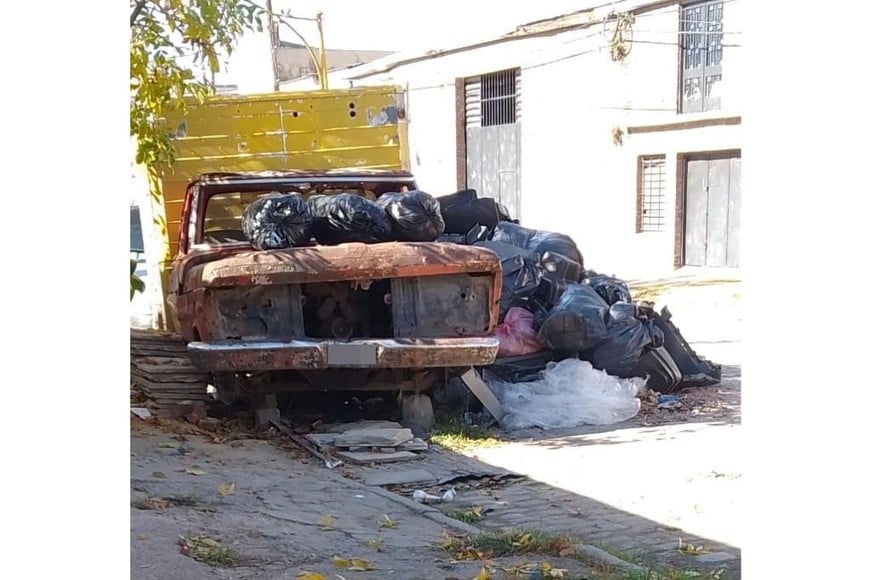 Lo insólito. La camioneta convertida en un basural a cielo abierto. Foto: Gentileza