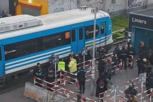 Los pasajeros debieron bajarse y caminar por las vías y los trenes no se detienen en esa estación.