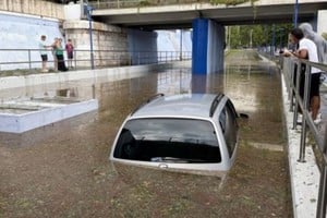Auto inundado en Tarragona. Eloi Tost / ACN