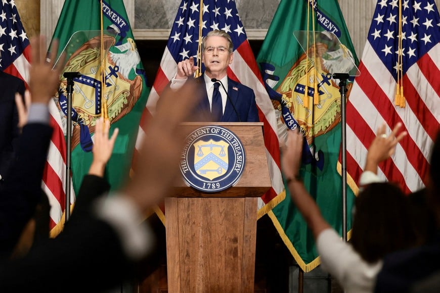 FILE PHOTO: U.S. Treasury Secretary Scott Bessent points as reporters raise their hands during a press conference to outline further sanctions against Iran, at the Treasury Department in Washington, D.C., U.S., August 24, 2026. REUTERS/Evelyn Hockstein/File Photo
