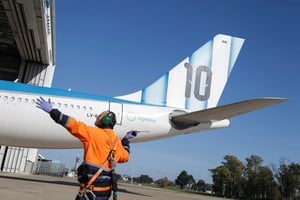 El Mundial generó un impulso temporal en los viajes aéreos y la elección de Norteamérica como destino, pero la tendencia general de menos viajes al exterior persiste, posiblemente debido a factores económicos, la pérdida de capacidad de ahorro y la competencia turística interna. Foto: REUTERS / Francisco Loureiro.