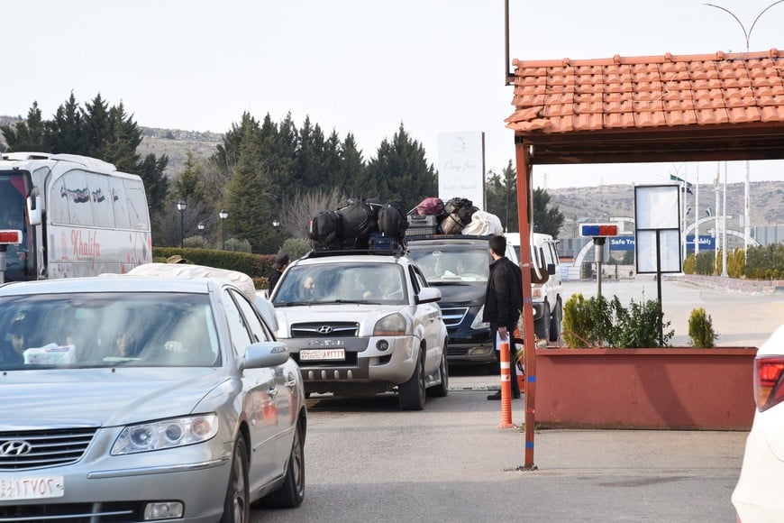 (260303) -- JDEIDET YABOUS, 3 marzo, 2026 (Xinhua) -- Vehículos esperan en el cruce fronterizo de Jdeidet Yabous con Líbano, en la zona rural de Damasco, Siria, el 3 de marzo de 2026. Mientras los ataques aéreos israelíes azotaban Líbano, miles de sirios emprendieron su viaje de regreso a casa, convirtiendo la frontera en un corredor tenso y abarrotado de despedidas apresuradas y reencuentros inciertos. (Xinhua/Monsef Memari) (jg) (vf)