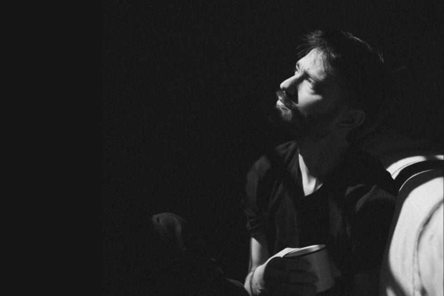 El cantautor santafesino Nicolás publicó su single “Ciruelas”, interpretado junto a Luna Sujatovich.