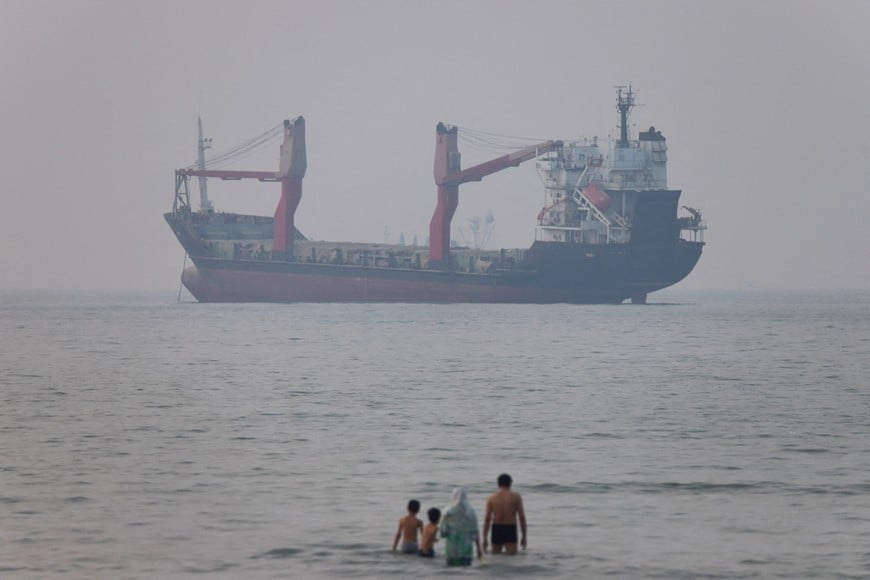 FILE PHOTO: A vessel in the Strait of Hormuz near the beach of Bandar Abbas, Iran, June 30, 2026. Amirhosein Khorgooi/ISNA/via WANA (West Asia News Agency)via REUTERS ATTENTION EDITORS - THIS PICTURE WAS PROVIDED BY A THIRD PARTY.    ATTENTION EDITORS - THIS PICTURE WAS PROVIDED BY A THIRD PARTY. ISRAEL OUT. NO COMMERCIAL OR EDITORIAL SALES IN ISRAEL. NO ACCESS FOR ISRAELI MEDIA. NO USE BBC PERSIAN. NO USE VOA PERSIAN. NO USE MANOTO. NO USE IRAN INTERNATIONAL. NO USE RADIO FARDA. DIGITAL: NO USE BBC PERSIAN. NO USE VOA PERSIAN. NO USE MANOTO. NO USE IRAN INTERNATIONAL. NO USE RADIO FARDA./File Photo