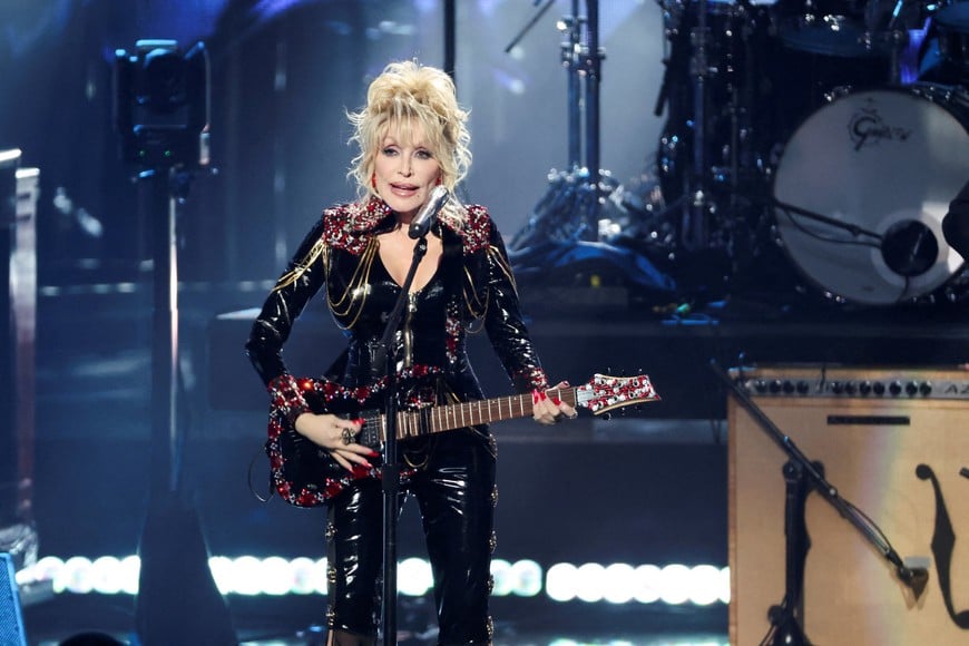 FILE PHOTO: Dolly Parton performs at the 37th Annual Rock & Roll Hall of Fame Induction Ceremony in Los Angeles, California, U.S., November 6, 2022. REUTERS/Mario Anzuoni/File Photo