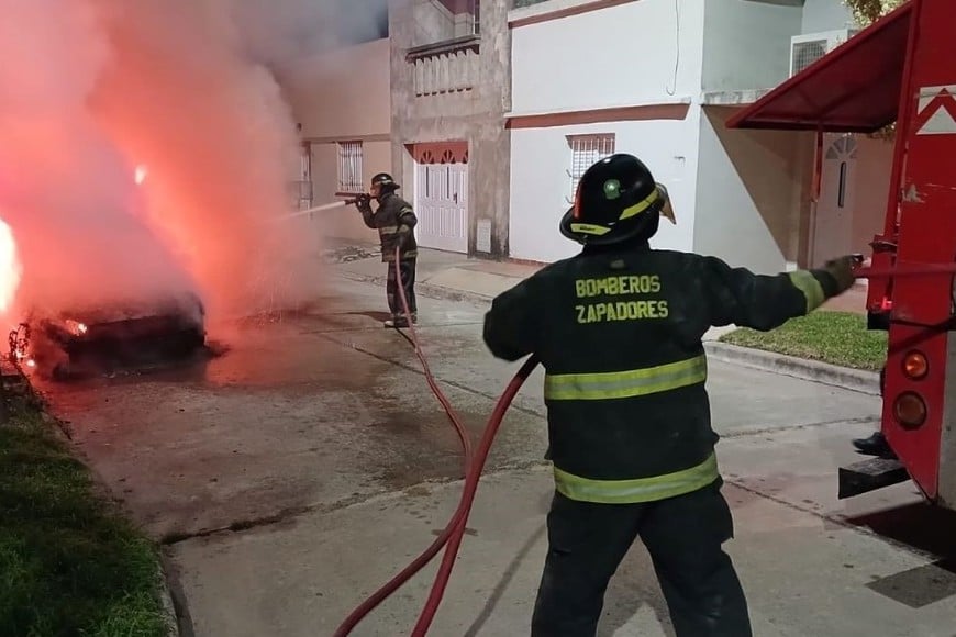 automóvil incendiado en barrio Guadalupe