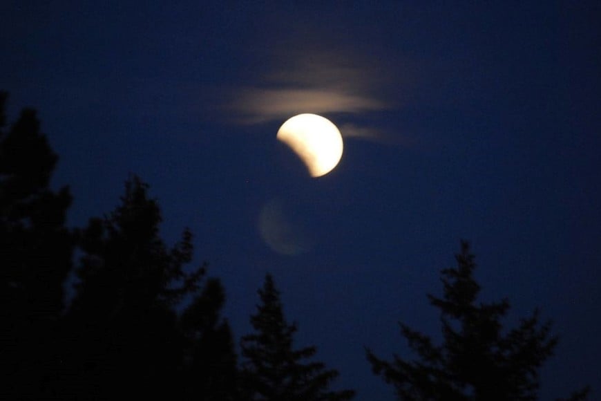 Cuando la Luna entra parcialmente en la umbra, se produce un eclipse lunar parcial
