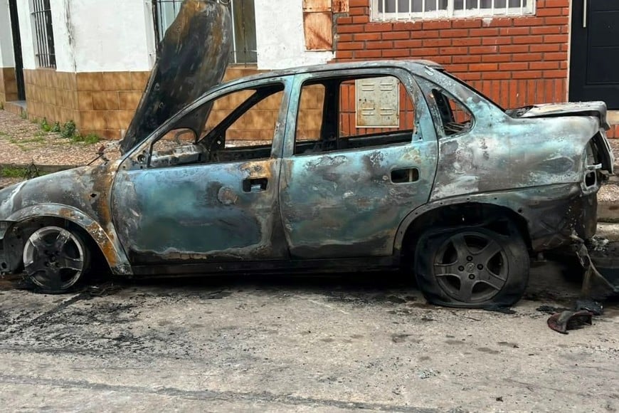 automóvil incendiado en barrio Guadalupe