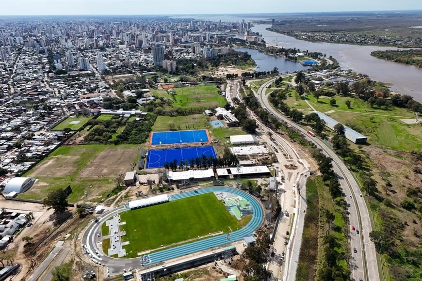 Se palpitan los  Juegos Suramericanos: así luce la nueva pista de atletismo que instalan en el CARD de Santa Fe. Foto: Fernando Nicola