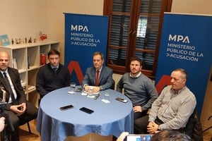 La Fiscalía investiga si los jefes de la PDI de Venado Tuerto protegían a un narco. Se realizaron allanamientos y podrían surgir nuevas detenciones.