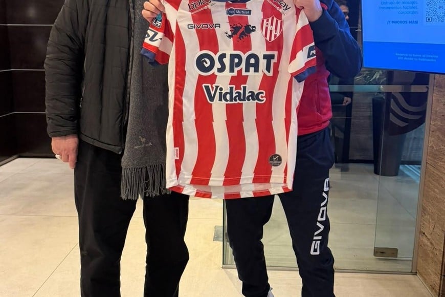 El Padre Giobando y Leo Madelón con la camiseta de Unión