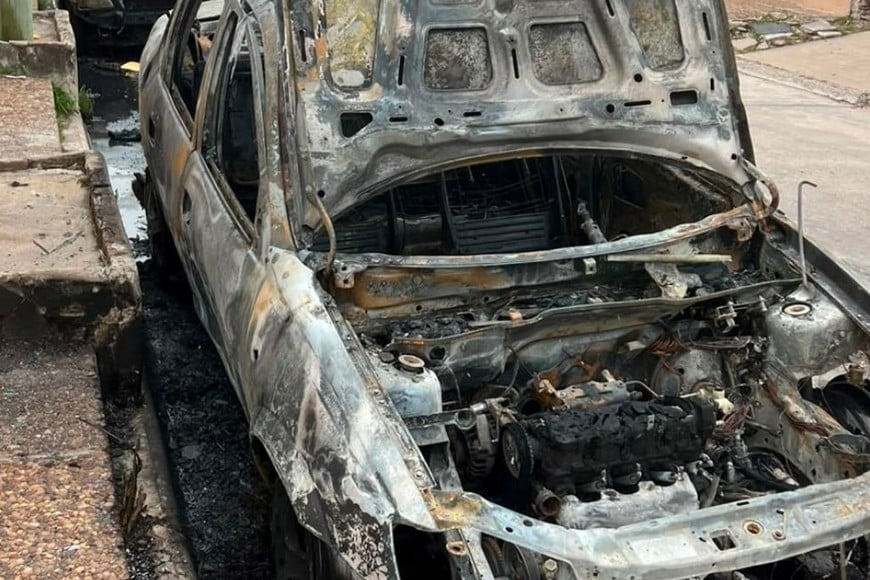 automóvil incendiado en barrio Guadalupe