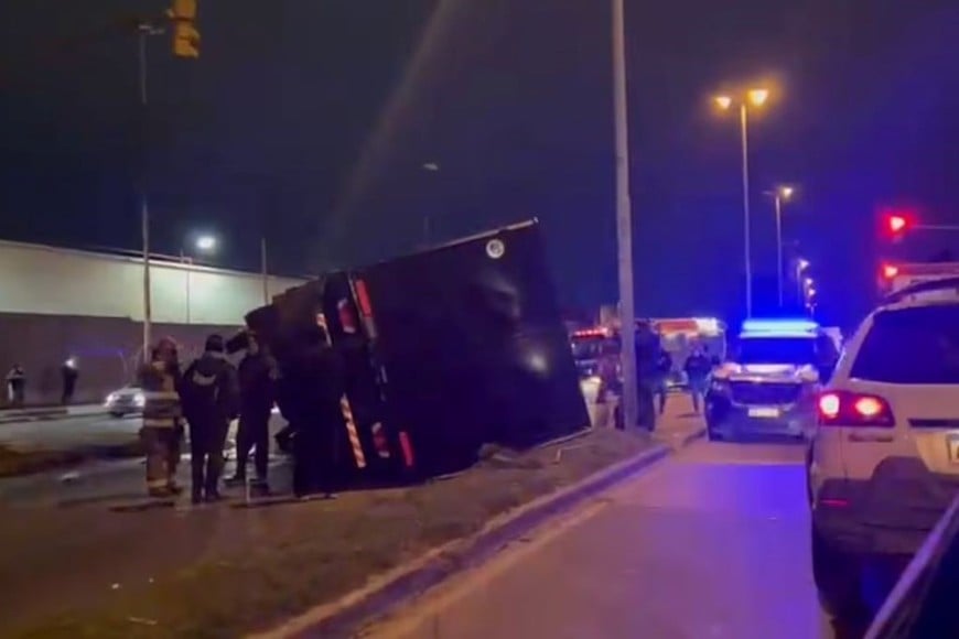 Bomberos trabajaron para rescatar a las personas atrapadas.