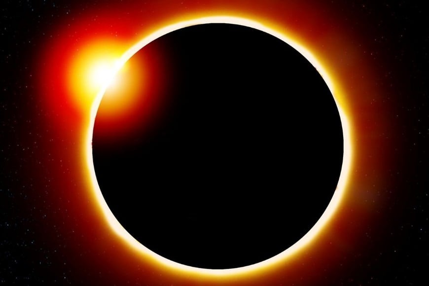 Un eclipse lunar ocurre cuando el Sol, la Tierra y la Luna se alinean de manera que nuestro planeta queda en el medio.